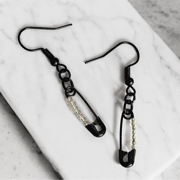 5 For $25💫Small Punk Rocker Black Safety Pin Beads Dangles Earrings - Picture 4 of 4